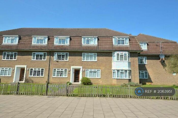 2 Bedroom Flat To Rent In North Parade, Chessington, KT9