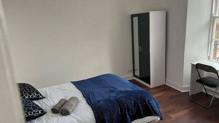 3 Bedroom Flat To Rent In Drummond Street, Edinburgh, EH8