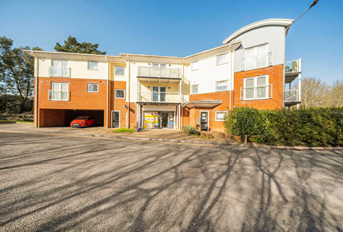 2 Bedroom Apartment For Sale In St. Annes Drive, Redhill, Surrey, RH1