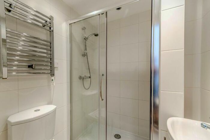 1 Bedroom Flat To Rent In Devonport Road, Shepherd's Bush, London, W12