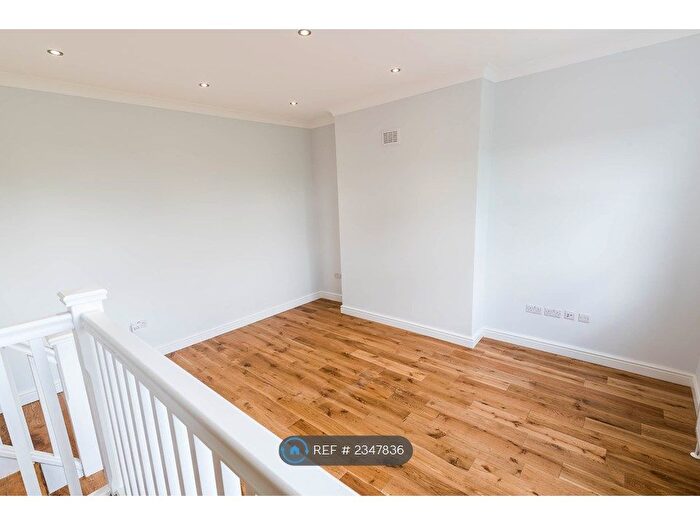 3 Bedroom Flat To Rent In Overhill Road, London, SE22