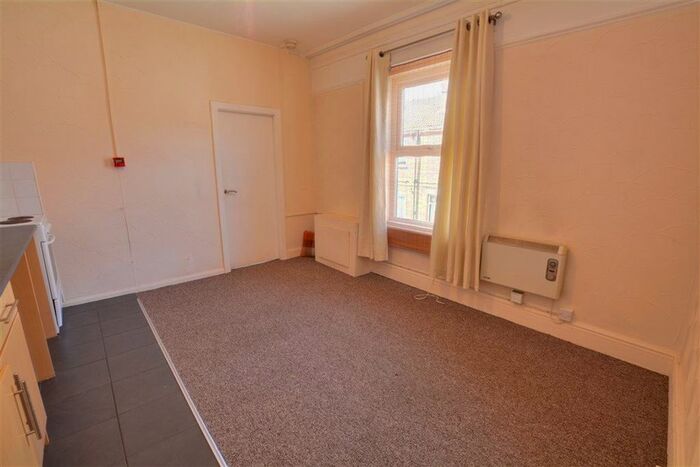 1 Bedroom Flat To Rent In Maxwell Street, Featherstone, WF7