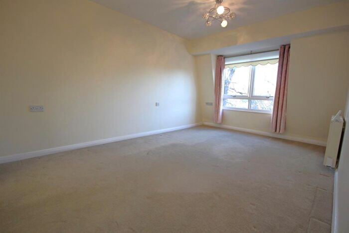 1 Bedroom Flat For Sale In High Oaks House, Locks Heath, Southampton, SO31
