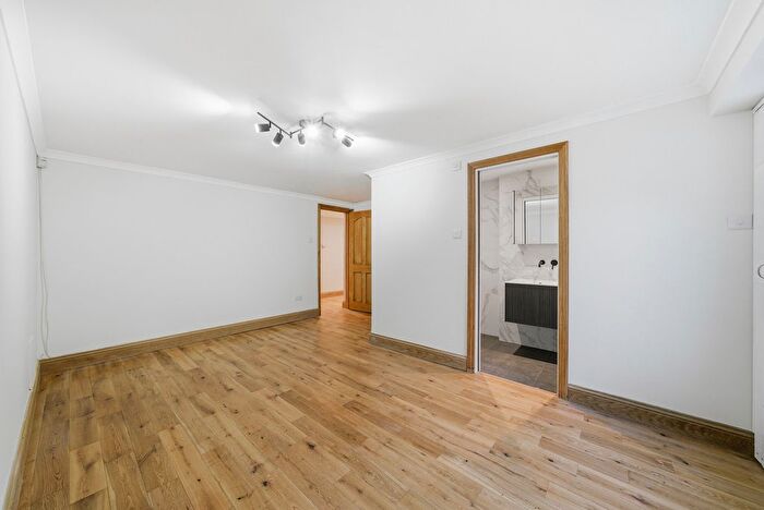 3 Bedroom Flat For Sale In Cathcart Hill, London, N19