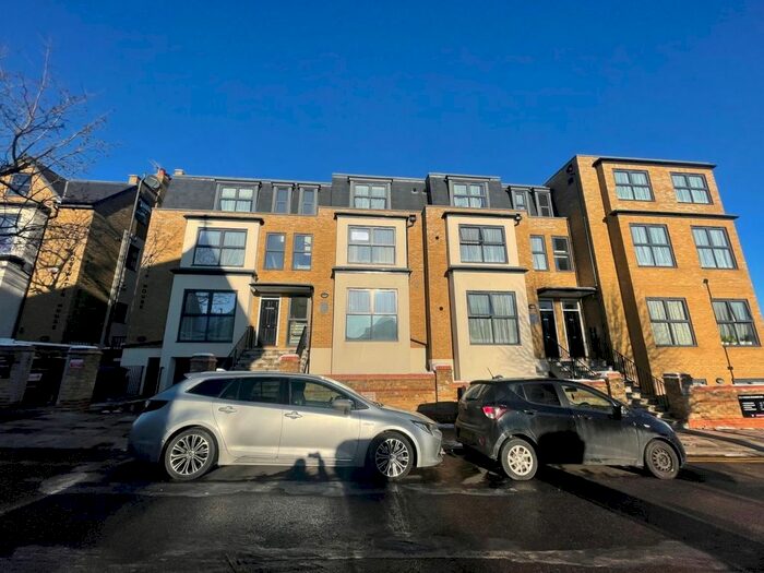 3 Bedroom Flat To Rent In Green Lanes, London, N13