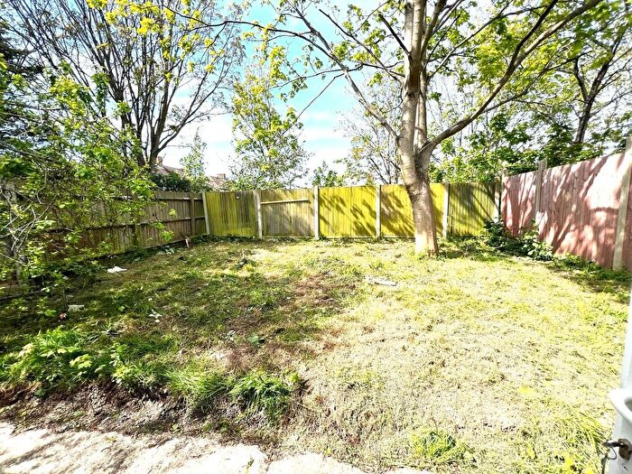 3 Bedroom Flat To Rent In Dagenham, RM8