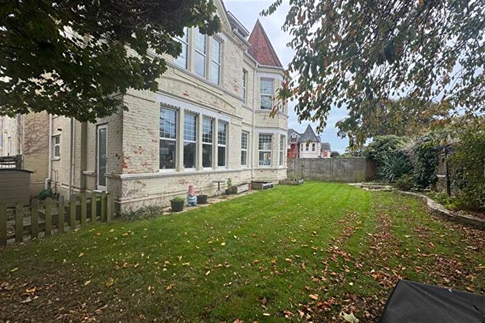 2 Bedroom Flat To Rent In Bedroom Ground Floor Flat In Southbourne, BH6