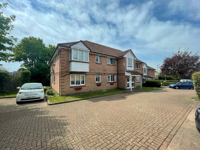 2 Bedroom Ground Flat To Rent In Bornedene, Potters Bar, Hertfordshire, EN6