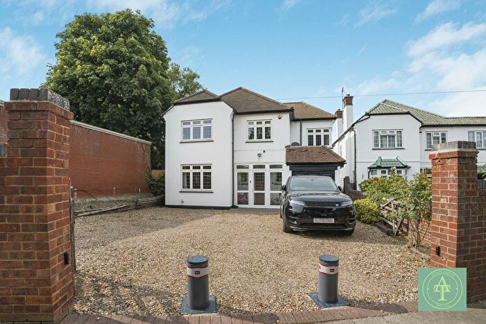 4 Bedroom Detached House For Sale In Houndsden Road, Winchmore Hill, London, N21