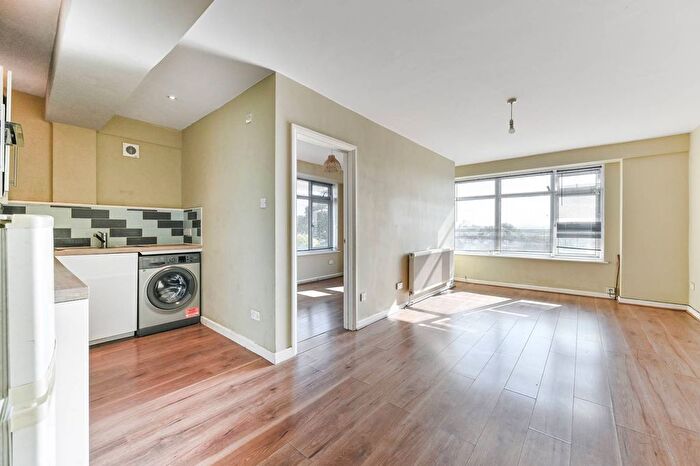 2 Bedroom Mews To Rent In High Street, Croydon, London, SE25