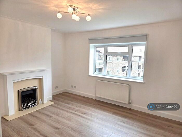 2 Bedroom Flat To Rent In Malford Court, London, E18