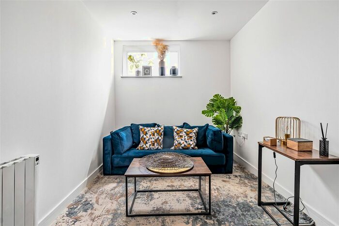 1 Bedroom Flat For Sale In Addlestone, Surrey, KT15