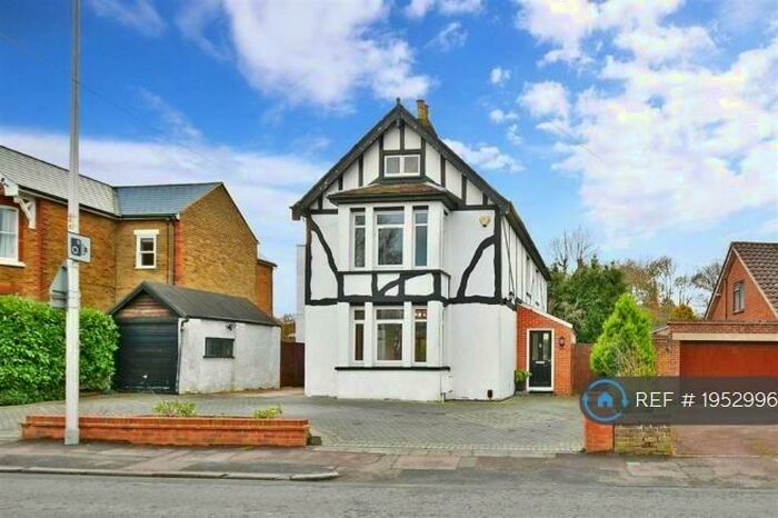 4 Bedroom Detached House To Rent In Walderslade Road, Chatham, ME4