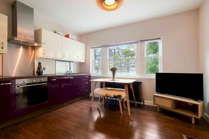 2 Bedroom Flat To Rent In Dinsdale Road, Blackheath, London, SE3