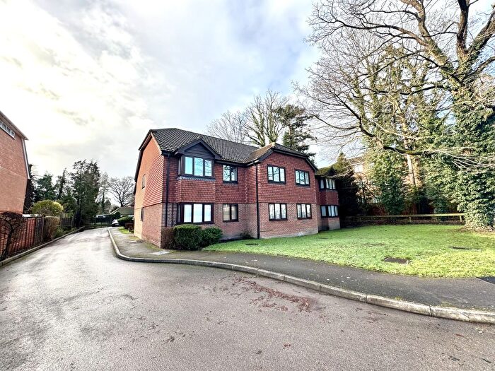 2 Bedroom Flat For Sale In Kingswood Court, Fleet, GU51