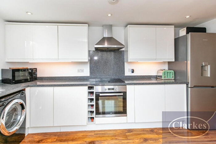 3 Bedroom Flat For Sale In Columbia Road, Bournemouth, BH10