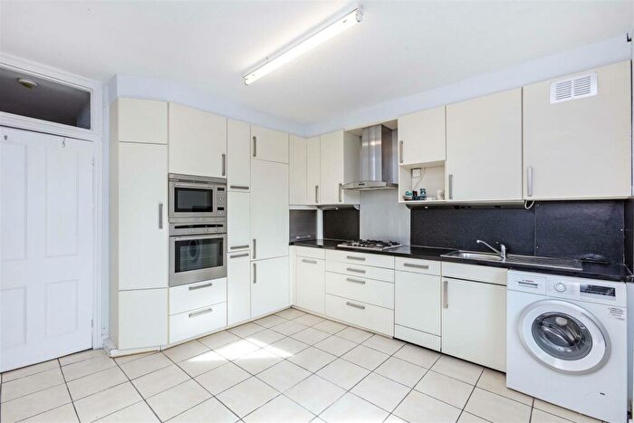 2 Bedroom Flat To Rent In Upper Richmond Road West, East Sheen, SW14