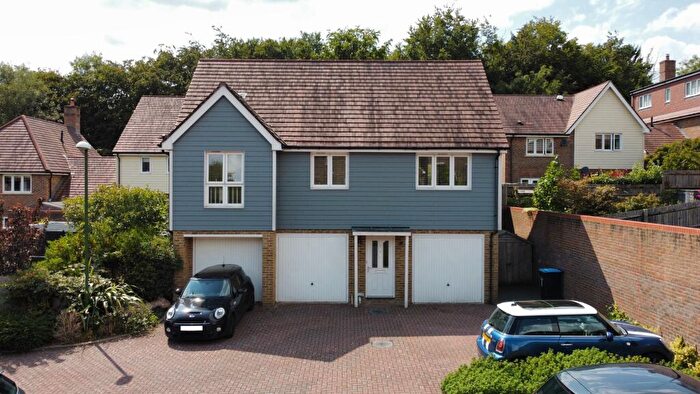 2 Bedroom Flat To Rent In Knox Road, Haywards Heath, RH17