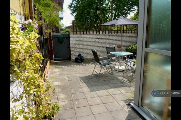 2 Bedroom Maisonette To Rent In Handa Walk, London, N1