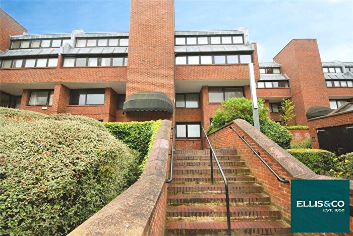 1 Bedroom Apartment For Sale In Britten Close, Golders Green, NW11