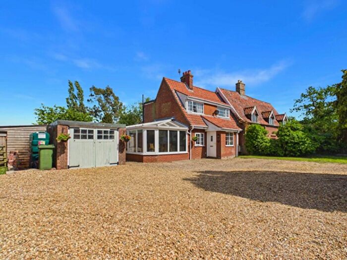 3 Bedroom Semi-Detached House For Sale In Pirnhow Street, Broome, Bungay, NR35