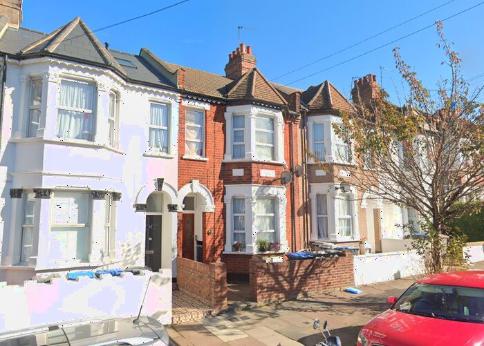 3 Bedroom Flat To Rent In Litchfield Gardens, Willesden, NW10