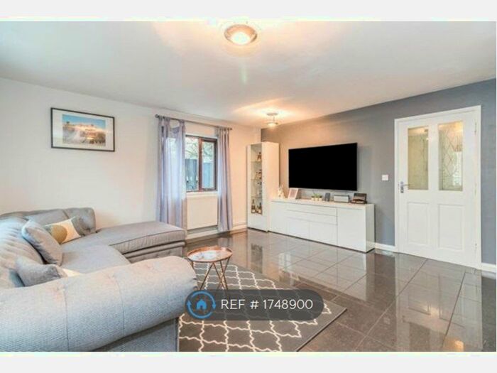 2 Bedroom Semi-Detached House To Rent In Glebe Way, Feltham, TW13