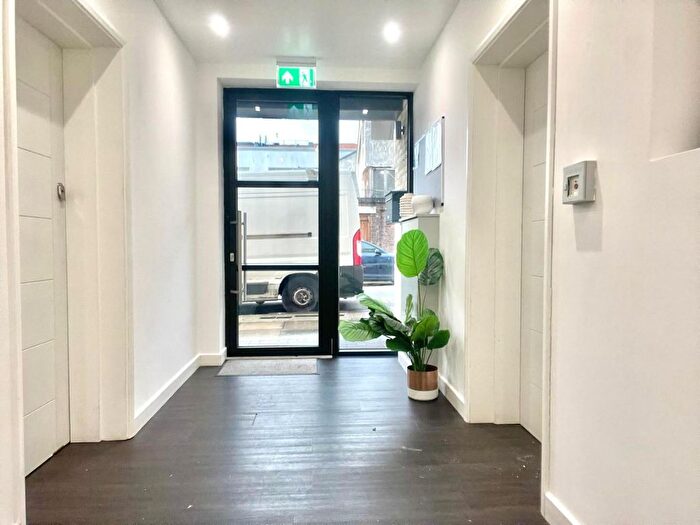 3 Bedroom Flat To Rent In Hassop Road, Cricklewood, NW2