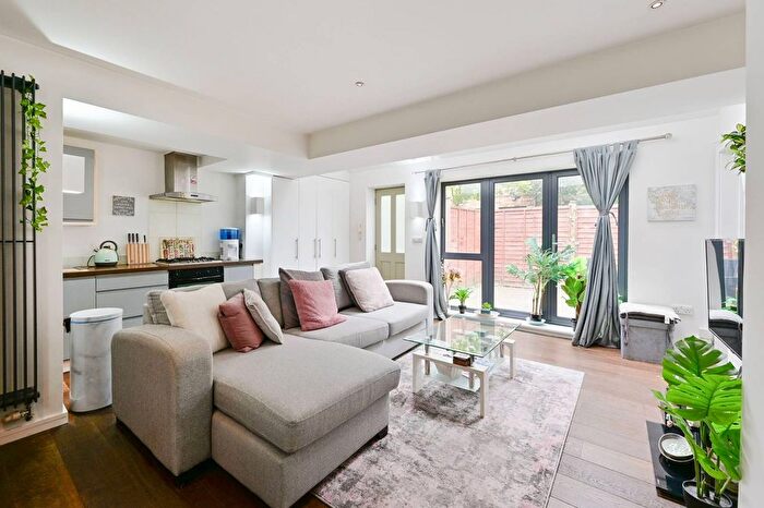 3 Bedroom Flat To Rent In Cromwell Road, Wimbledon, London, SW19