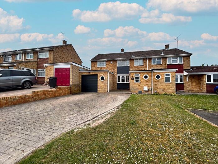 4 Bedroom Semi Detached House For Sale In Tarnside Close, South West Dunstable, LU6