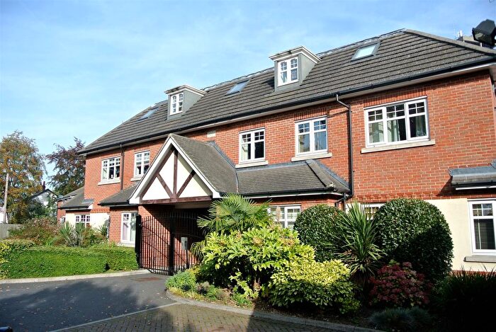 2 Bedroom Flat For Sale In Oakdene Brighton Road, Addlestone, KT15