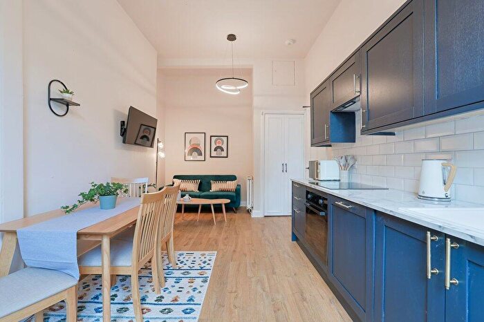 3 Bedroom Flat To Rent In Marchmont Road, Edinburgh, EH9