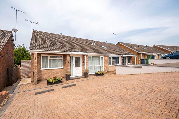 3 Bedroom Semi-Detached House For Sale In Staveley Road, Dunstable, Bedfordshire, LU6