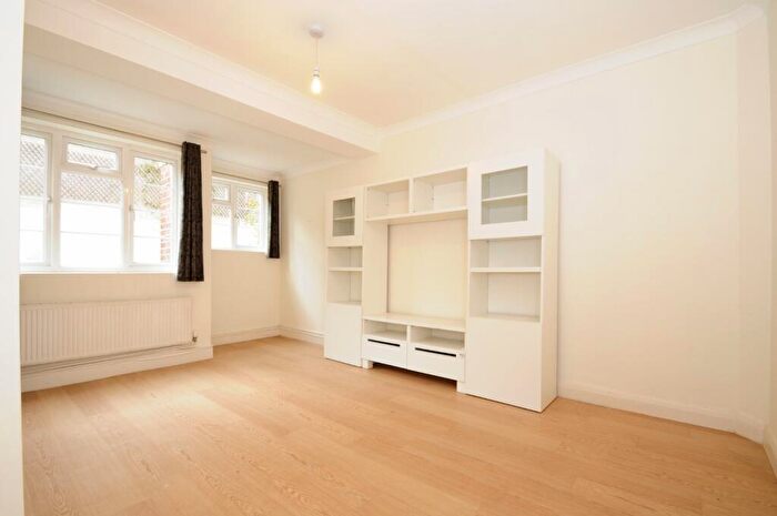 2 Bedroom Flat To Rent In Risborough Close, Muswell Hill, London, N10