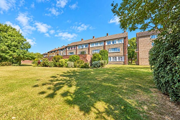 2 Bedroom Maisonette To Rent In The Ridgeway, St. Albans, Hertfordshire, AL4