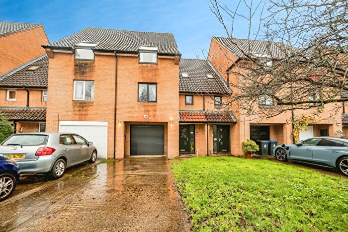 3 Bedroom Town House For Sale In Coulson Way, Burnham, Slough, SL1