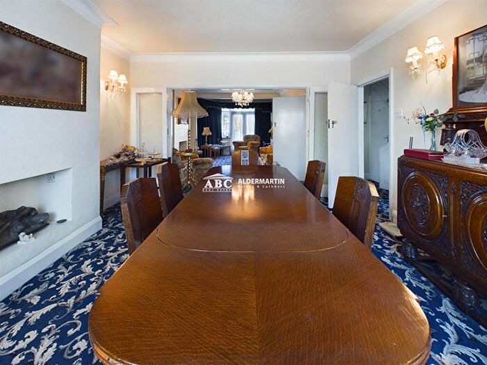3 Bedroom Semi-Detached House For Sale In Westside, London, NW4