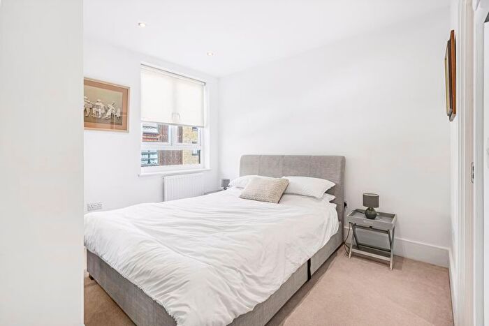 2 Bedroom Flat For Sale In Mead Lane, Hertford, SG13