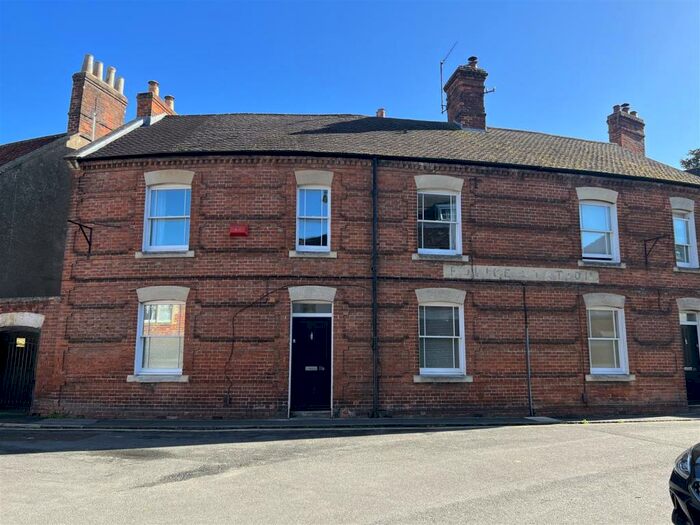 2 Bedroom Flat To Rent In Westbury, BA13