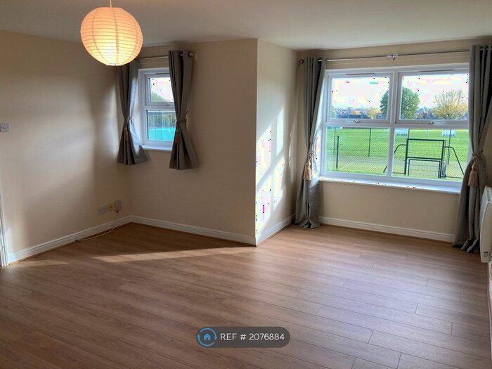 2 Bedroom Flat To Rent In Kirkland Drive, Enfield, EN2