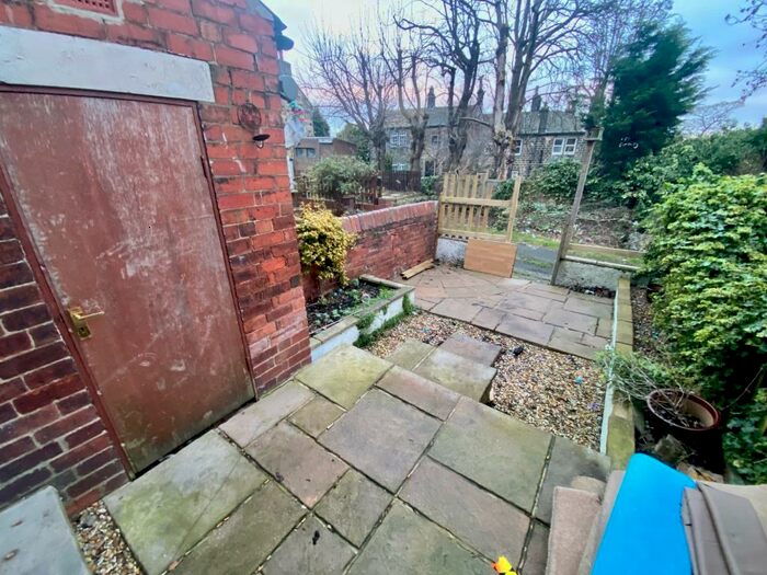 4 Bedroom Terraced House To Rent In Featherbank Grove, LS18