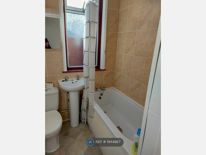 2 Bedroom Bungalow To Rent In Malcolm Drive, Northampton, NN5