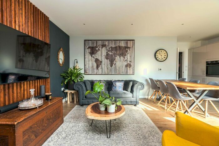 2 Bedroom Flat To Rent In Elmington Road, London, SE5