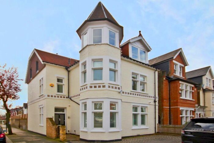 5 Bedroom Property To Rent In The Avenue, London, W13