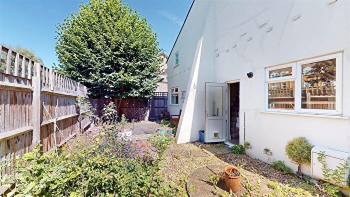 2 Bedroom Detached House For Sale In Thornbury Road, Isleworth, TW7
