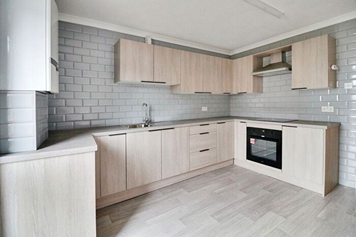 3 Bedroom Flat To Rent In Hamlet Court Road, Westcliff-On-Sea, SS0