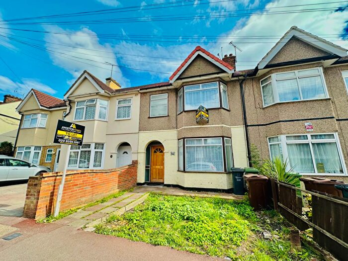 4 Bedroom Terraced House To Rent In Shafter Road, Dagenham, Essex, RM10