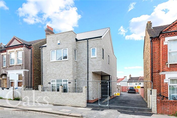 3 Bedroom Detached House For Sale In Hythe Road, Thornton Heath, CR7