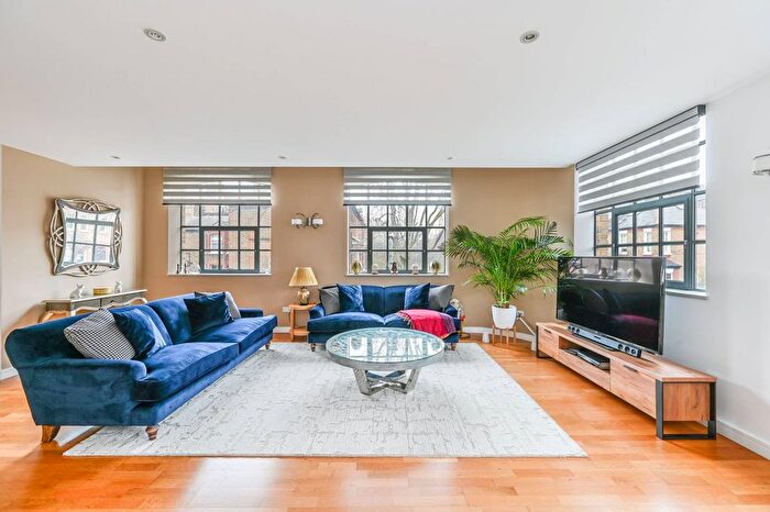 3 Bedroom Flat To Rent In Alexandra Avenue, Battersea Park, London, SW11