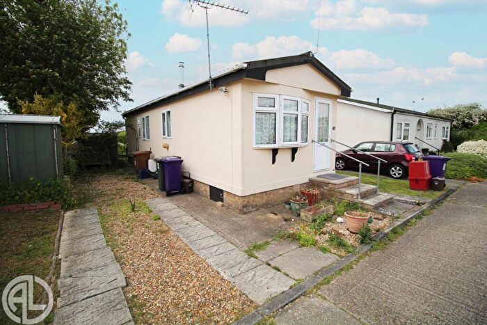 2 Bedroom Mobile Home For Sale In Hillcrest Park, Letchworth Garden City, SG6